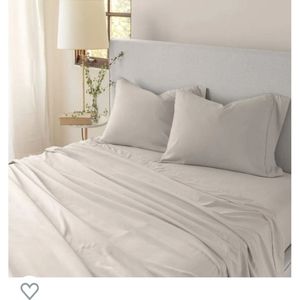 Jennifer Adams, Twin bed sheets, white